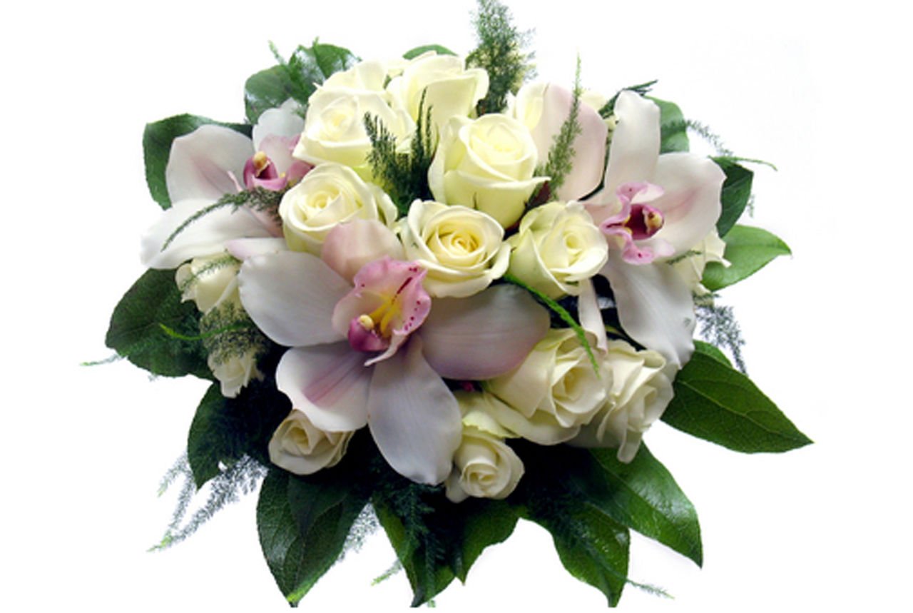 Букет из орхидей и роз с зеленью свадебный